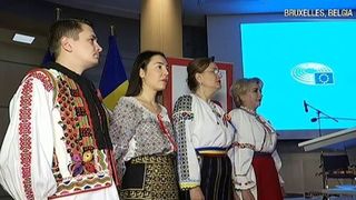 Romanii din Bruxelles si europarlamentarii nostri au sarbatorit Ziua Nationala in avans! A fost o adevarata parada a costumelor populare