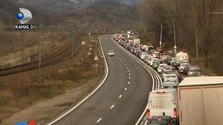 Aglomeratie cum nu s-a mai vazut in Romania! Coloana de masini  de zeci de kilometri in drumul spre munte