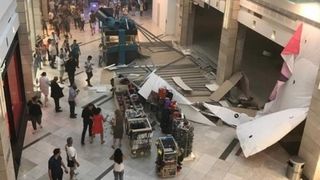 O bucata de tavan s-a prabusit la un mall din Constanta. Nicio persoana nu a fost ranita