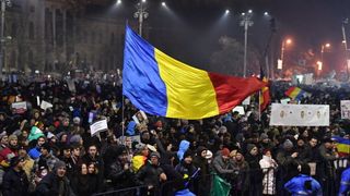 Scene socante! Protestatarii au rupt in bataie un batran, in Piata Victoriei