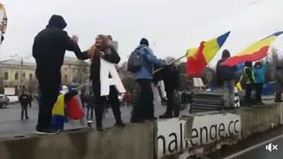 Protestatarii din Piata Victoriei demonteaza scena si gardurile instalate de angajatii municipalitatii pentru targul de sarbatori
