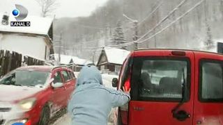 Zeci de soferi, blocati in pasul Rotunda, din muntii Maramuresului! Zapada grea a transformat soseaua intr-un adevarat cosmar