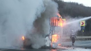 Un autocar plin cu pasageri a luat foc in mers, in judetul Ialomita. Pasagerii au fost coborati in siguranta din autovehicul