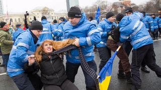 Protestatara ridicata de jandarmi din Piata Victoriei: "M-au impins, m-au strans de gat cu esarfa, m-au tras de par!"