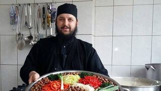 Parintele Efrem Bandarica s-a apucat de dieta! Preotul de la Manastirea Dervent a dat jos 15 kilograme! &ldquo;Fac si sport. Matanii si cate 60 de minute pe bicicleta&rdquo; &ndash; Exclusiv!