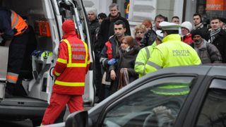 Mures: Trei raniti, intr-un accident in care au fost implicate un autoturism si un microbuz de transport persoane. Traficul este blocat pe DN14