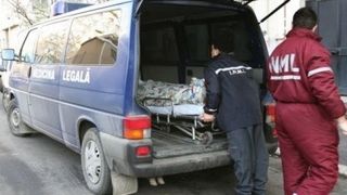 Crima la betie, in judetul Suceava. Si-a ucis cel mai bun prieten din cauza unei femei, apoi s-a intors sa chefuiasca alaturi de prieteni