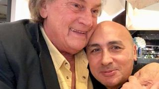 Maestrul pare de nerecunoscut