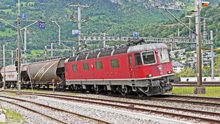 Un marfar incarcat cu lemne a luat foc in timpul deplasarii! Circulatia feroviara a fost blocata intre Brasov si Sighisoara!