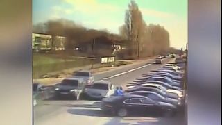 Fiul unei judecatoare din Dolj face legea pe strada cu bata! Imagini incredibile surprinse de camerele de luat vederi