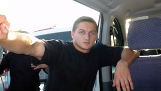 Cati bani castiga politistul atacat cu sabia de un interlop, in timpul unei perchezitii! Dan Ciprian Sfichi nu are casa si conduce o masina veche de 13 ani