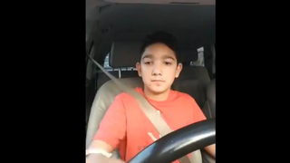 Imagini revoltatoare! Un tanar de 13-14 anisori din Romania se filmeaza in timp ce conduce un bolid pe strazile publice - Micutul face transmisiuni live si nu pare sa ii pese ca face ceva gresit