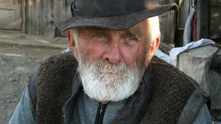 Un batran din Vaslui a fost batut si strans de gat pentru doar 44 de lei!