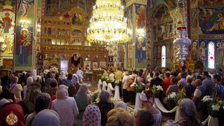 Un barbat cu probleme psihice a intrat intr-o biserica din Tecuci si i-a amenintat cu un cutit pe preoti si pe enoriasi