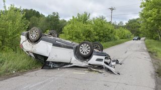 Doua persoane au ajuns in stare grava la spital dupa ce s-au rasturnat cu masina in apropiere de Pascani!