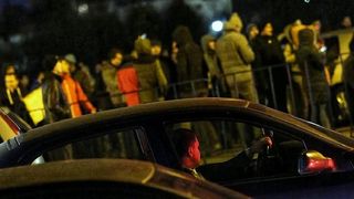 O imagine surprinsa in timp protestelor din fata Palatului Parlamentului a starnit valuri de comentarii pe retelele de socializare