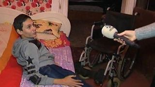 Lectie de curaj! O mama din Timisoara face sacrificii de neimaginat pentru a-si intretine fiul imobilizat intr-un scaun cu rotile