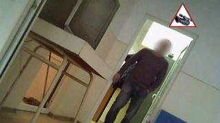 Un asistent de la medicina legala, acuzat de luare de mita, a fost reangajat pe acelasi post