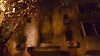 Incendiu de proportii in Constanta! Cinci persoane au fost evacuate, printre care si un invalid. Pompierii au reusit sa lichideze flacarile