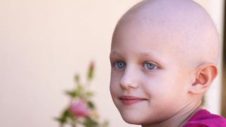 Parintii unei fetite bolnave de cancer au fost obligati de instanta sa continue tratamentul copilului