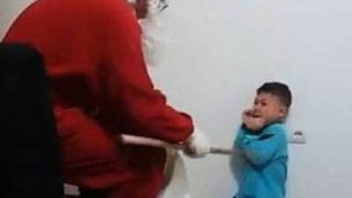 Imagini revoltatoare. Copil umilit de un barbat deghizat in Mos Nicolae