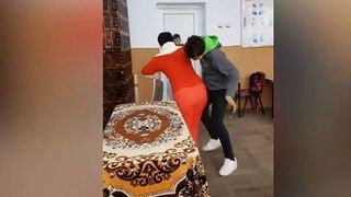 Elevul care a batut o profesoara a fost retinut! Declaratii in premiera ale tatalui baiatului arestat!