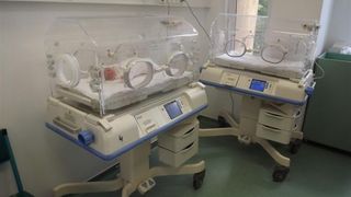 O mama din Arges este disperata. I-a murit bebelusul dupa nastere. "Avea piciorul putrezit. S-a infectat din spital si n-au facut nimic pentru el!"