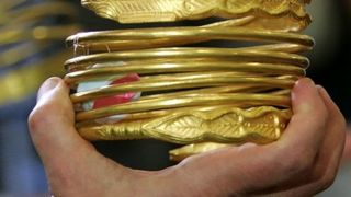 Bratara dacica recuperata de politistii din Olt este autentica. Podoaba din aur de 24 de karate cantareste 108 grame