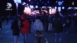 Cateva sute de persoane s-au adunat in Piata Victoriei, unde se afla si liderii partidelor de opozitiei si ai Platformei Romania 100