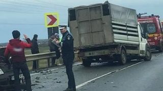 Accident grav in Bihor! O fetita de un an si sase luni a murit, iar o tanara insarcinata este in stare grava
