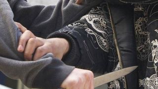 Iesean, injunghiat de 20 de ori in abdomen. Agresorul a sunat la 112 si le-a spus politistilor sa vina sa il ia.