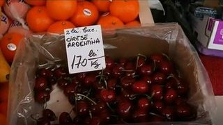 Kilogramul de cirese, cat un gram de aur. Bucurestenii platesc scump pentru a-si satisface poftele in luna decembrie