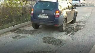 Strazile din Capitala, un adevarat pericol pentru soferi. Soselele arata de parca ar fi fost bombardate