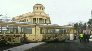 Tramvai, aruncat de pe linie de un sofer tupeist. Nimeni nu a fost ranit