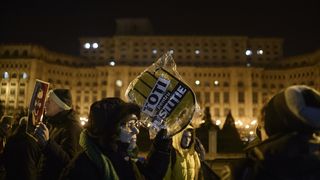 Romanii au iesit in strada! Manifestatii au loc in fata Palatului Parlamentului, dupa ce Camera Deputatilor a adoptat modificarea Statutului magistratilor si modificarea legii ANI