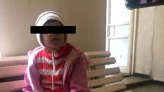 Fetita din Iasi bolnava de cancer ai carei parinti au fost obligati de instanta sa o duca la medic, preluata de o ambulanta si dusa la spital la Timisoara