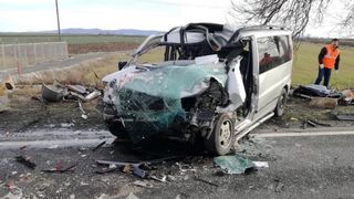 Arad: Trafic complet blocat pe DN 79, in urma coliziunii dintre un camion si un microbuz, soldata cu un mort