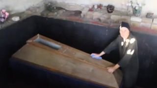 O mama isi tine fiul mort in casa de cativa ani pentru ca vrea ca nepotii ei sa il cunoasca - "A murit prea devreme si acum am grija de el!"