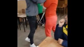 Elevul care si-a agresat profesoara a fost pus in libertate. Instanta a decis punerea tanarului sub control judiciar