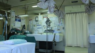 Spitalul de Boli Infectioase din Constanta le ofera bolnavilor peste stricat si mamaliga cu viermi