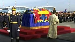 Ceremonie emotionanta pe aeroport la aducerea Regelui Mihai in tara!