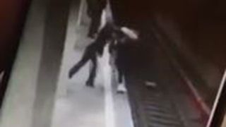 O petitie pentru instalarea unor "scuturi anti-suicid&rdquo; pe peroanele de metrou a fost initiata online