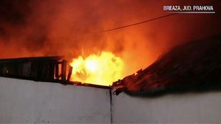 "Flacarile aveau 10 metri! Doua tiruri de lemne au ars". Incendiu de proportii la o scoala din Breaza! Magazia cu lemne a ars in totalitate