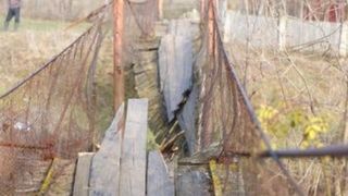 Sase femei din Buzau au ajuns la spital, dupa ce puntea pe care o traversau a cedat