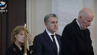 Regele Mihai, pentru ultima oara la Palatul Regal. Mii de bucuresteni au venit sa-i aduca un ultim omagiu Majestatii Sale Defuncte