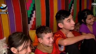 Patru frati din Neamt sunt crescuti de bunici, dupa ce parintii i-au parasit