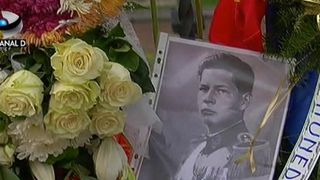 "Iertati-ne, Majestate!" este mesajul romanilor veniti sa-si ia adio de la Regele Mihai, in a doua zi de doliu