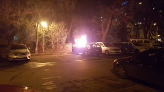 VIDEO O masina a luat foc intr-o parcare din Bucuresti!