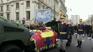 Mii de romani isi conduc Regele pe ultimul drum!