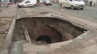 O strada din Tulcea s-a surpat, groapa creata inghitind o masina!